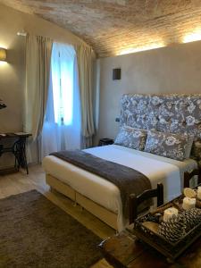 A bed or beds in a room at Corte degli Angeli Agriturismo