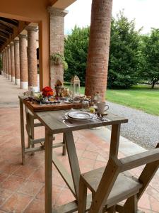 A garden outside Corte degli Angeli Agriturismo