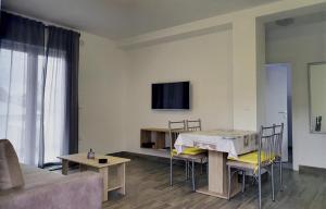 TV a/nebo společenská místnost v ubytování Apartmani Kurjaković - Punat