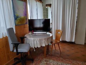 a living room with a table with a tv on it at Homeoffice Privatzimmer in SBahnnähe in Winterbach