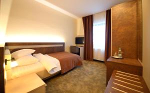 Un pat sau paturi într-o cameră la HoHa Boutique Hotel