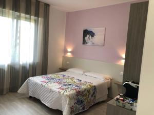 ein Hotelzimmer mit einem Bett und einem Fenster in der Unterkunft Nel Conero Affittacamere in Numana