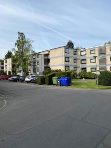 un parcheggio vuoto di fronte a un edificio di Frohsinn a Bad Harzburg