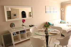 ein Wohnzimmer mit Tisch, Stühlen und Sofa in der Unterkunft Casa jablillo in Costa Teguise + 9 Fotos