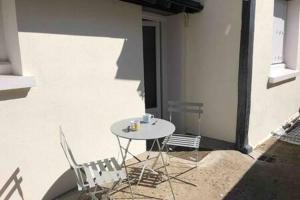 a table and two chairs sitting next to a building at Gites des Lavandières in Cour-Cheverny