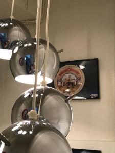 Et tv og/eller underholdning på AU NAIN ROUGE gite vintage de charme