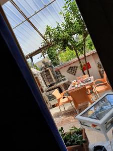 uma vista para um pátio com uma mesa e cadeiras em B&B Cappotto civico 48 em Pompeia