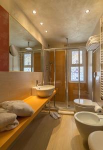 Ett badrum på Hotel K2 Bellaria