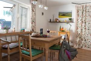 uma sala de jantar com uma mesa de madeira e cadeiras em Ferienwohnung Stein mit Sauna em Hasselbach