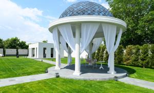 a gazebo in the yard of a house at HoHa Boutique Hotel in Haţeg