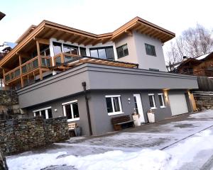 a house with a balcony on top of it at Apartment Venediger in Neukirchen am Großvenediger