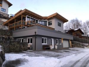 ein Haus mit Balkon darüber in der Unterkunft Apartment Venediger in Neukirchen am Großvenediger