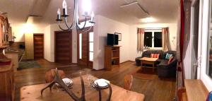 ein Wohnzimmer mit einem Tisch und einem Sofa in der Unterkunft Apartment Venediger in Neukirchen am Großvenediger