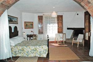 1 dormitorio con 1 cama, mesa y sillas en S.M. L'ARCO, en Monteriggioni