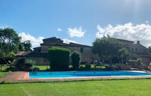 a swimming pool in the yard of a house at S.M. L'ARCO in Monteriggioni