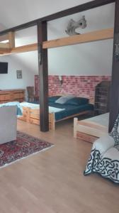um quarto com 2 beliches e uma parede de tijolos em Apart - House em Sandomierz