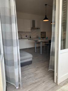 a room with a kitchen with a table and a counter at IDEA in Alghero