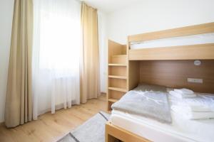 Un pat sau paturi într-o cameră la Praga Apartments & Restaurant Zell am See-Kaprun