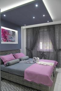 a bedroom with two beds with pink sheets at Apartman Nina in Sremska Mitrovica