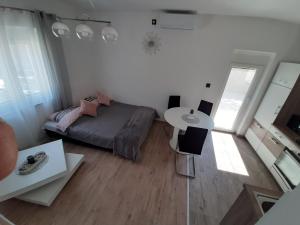 mała sypialnia z łóżkiem i stołem w obiekcie Ferienhaus Karlo w mieście Pridraga