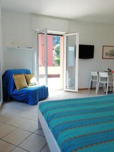 1 dormitorio con cama, mesa y ventana en LAKE & CASTLE VIEW apartment, en Riva del Garda