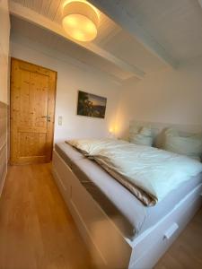 En eller flere senge i et værelse på Moselchalet Koblenz