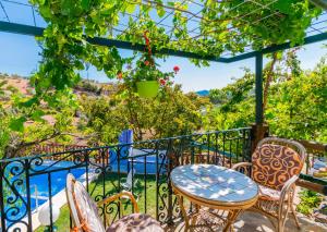アルダレスにあるCubo's Casa El Pantanilloの水辺の景色を望むバルコニー(テーブル、椅子付)