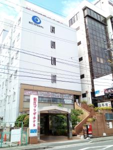 um edifício com um sinal em frente em Matsue Plaza Hotel em Matsue