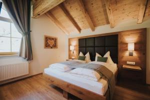 ザンクト・ヨーハン・イム・ポンガウにあるChalet Wieshofの木製の天井の客室で、ベッドルーム1室(大型ベッド1台付)