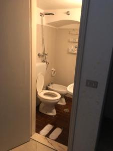 uma pequena casa de banho com WC e lavatório em Il rifugio di Vaaz em Sammichele di Bari