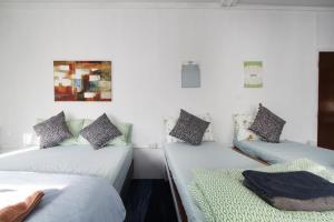 מיטה או מיטות בחדר ב-Rubin Home