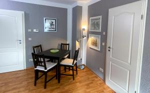 a dining room with a black table and chairs at Apartment Ferienwohnung Blumenstadt in Erfurt
