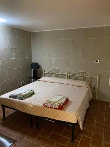 ヴィッラシミーウスにあるVilla Antonellaのベッド1台(タオル2枚付)が備わる客室です。