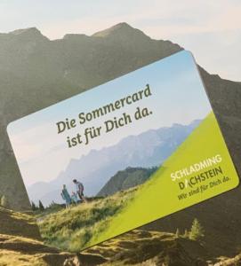 um livro com uma foto de pessoas em uma montanha em Ski in/ Ski out Schladming Planai Augasse B8 em Schladming