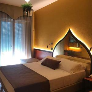 Un dormitorio con una cama grande y una ventana en Hotel K2 Bellaria, en Bellaria-Igea Marina