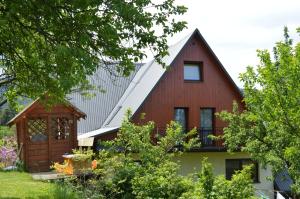 czerwona stodoła z dachem gambrel w obiekcie Agroturystyka Skałka w Wiśle