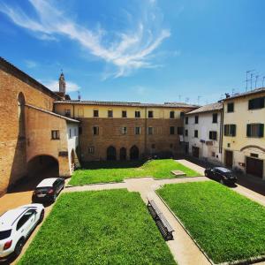 a building with two cars parked in a courtyard at APPARTAMENTS SAN FRANCESCO in Castelfiorentino +17 photos