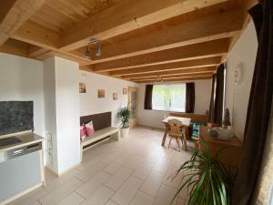 een grote woonkamer met een houten plafond bij Ferienhaus Plattenstein in Kirchberg