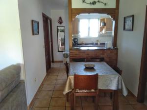 cocina y comedor con mesa y sofá en Les Viesques, en Colunga