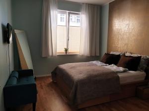 een slaapkamer met een bed en een raam bij Apartment P1 in Berlin-Friedrichshain in Berlijn