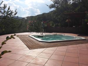 una piscina con una fuente en un patio en B&B La Valle, en Novafeltria