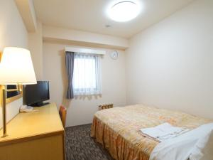 Postel nebo postele na pokoji v ubytování Nagoya Sakae Green Hotel
