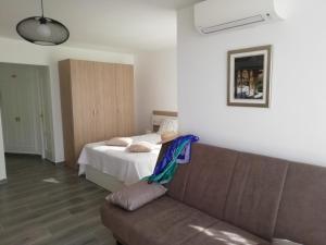 sala de estar con cama y sofá en Pitaya en Algarrobo-Costa