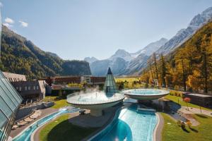 ein Resort mit zwei Wasserbrunnen mit Bergen im Hintergrund in der Unterkunft Gasthof Waldesruh in Oetz