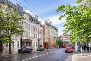 a city street with cars parked on the street at Jogailos Residence peaceful Old Town luxury 3 bdr, 2 bthr, FREE GARAGE, top-speed WIFI in Vilnius