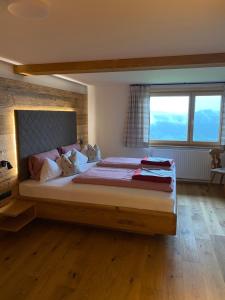 ein Schlafzimmer mit einem großen Bett und einem großen Fenster in der Unterkunft Gasthof Adler in Doren