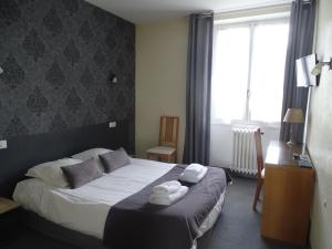 Postel nebo postele na pokoji v ubytování Hôtel Ambroise