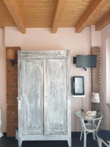 an old wooden door in a room with a table at B&B Il Rustico in Turate