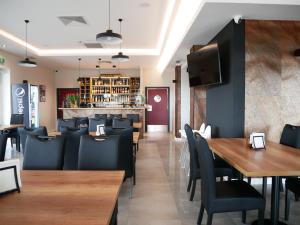 a restaurant with tables and chairs and a bar at PRZYSTANEK ROSZKÓW -NOCLEGI i RESTAURACJA in Roszków