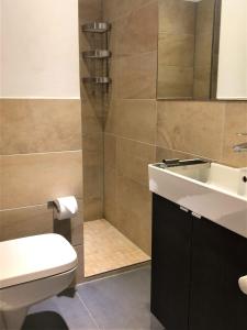 La salle de bains est pourvue d'un lavabo, de toilettes et d'une douche. dans l'établissement Haus Meerliebe, Whg 2, à Cuxhaven